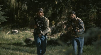 Luke Grimes und Logan Marshall-Green als US-Marshals in einer Szene von "Marshals".