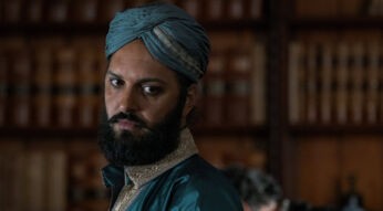 Nemo (Shazad Latif) steht in "Nautilus" in einem Raum vor einem Bücherregal.