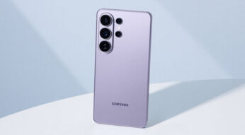 Die Rückseite des Handys Galaxy S26 Ultra in der Farbe Cobalt Violet.