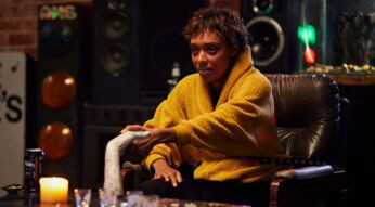 Sophia Wilde sitzt in einer Szene von "Talk To Me" auf einem Sessel.