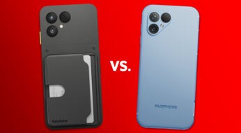 Das Fairphone 6 in Schwarz ist links, das Fairphone 5 in Hellblau ist rechts zu sehen.