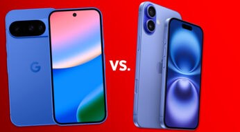 Das Pixel 10 von Google ist in Blau links, das iPhone 16 von Apple ebenfalls in Blau rechts zu sehen.