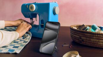 Junge Frau nutzt eine Nähmaschine, neben der das Google Pixel 10 Pro aufgestellt ist.