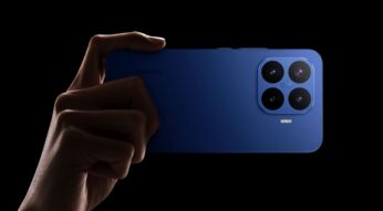 Hand hält das Xiaomi 17T Pro in Dunkelblau hoch.