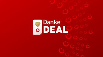 Auf dem Werbebild zum Danke Deal von Vodafone ist ein leuchtend roter Hintergrund zu sehen, der sofort Aufmerksamkeit erzeugt. In der Mitte steht groß der Schriftzug „Danke Deal“ neben einer stilisierten SIM-Karte mit Herzsymbol und Vodafone-Logo. Rechts verlaufen mehrere halbtransparente Smiley-Icons, die eine freundliche, positive und dankbare Stimmung vermitteln.