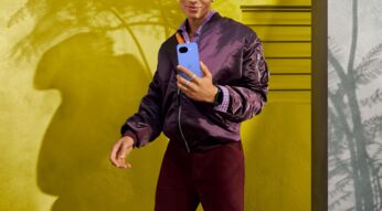 Junge Frau hält das Pixel 10a in Blau hoch.
