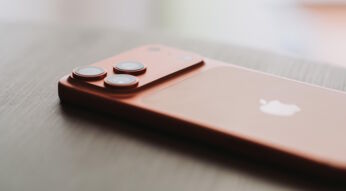 iPhone 17 Pro Max in der Farbe Cosmic Orange