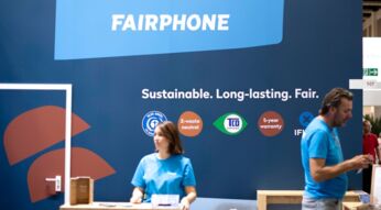Fairphone-Stand mit zwei Mitarbeiter:innen auf der IFA-Messe 2022