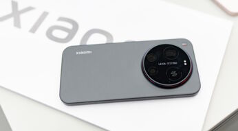 Das Xiaomi 17 Ultra liegend