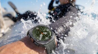 Person schwimmt mit Galaxy Watch Ultra2 im Meer.