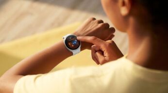 Frau schaut auf das Display der Galaxy Watch9.
