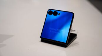 Ein Galaxy Z Flip7 liegt halb zugeklappt auf einem Tisch.