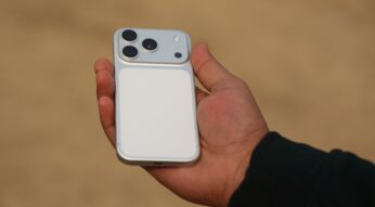 Hand hält das iPhone 17 Pro in Silber hoch.