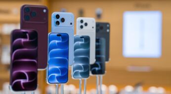 Das iPhone 18 Pro ist in den Farben Weinrot, Hellblau, Weiß und Schwarz in einem Apple Store ausgestellt.