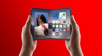 Auf dem Bild zum iPhone Duo halten zwei Hände das aufgeklappte Gerät im Querformat. Das große Innendisplay zeigt links eine Foto-Erinnerung mit einer jungen Frau hinter einem Fächer, daneben Wetter- und Karten-Widget sowie das App-Raster. In der Mitte ist die Faltkante leicht sichtbar. Vor kräftigem Rot wirkt die Präsentation modern und einladend.