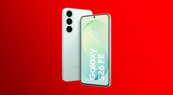 Auf dem Bild zum Samsung Galaxy S26 FE sind zwei Ansichten des Smartphones in Pistachio vor rotem Hintergrund zu sehen. Rechts steht das Gerät mit der Front zum Betrachter, auf dem Display ist der Schriftzug „Galaxy S26 FE“ auf einem grün-türkisen Farbverlauf zu erkennen. Links daneben ist die Rückseite mit der vertikal angeordneten Triple-Kamera zu sehen. Die Präsentation wirkt edel und modern.