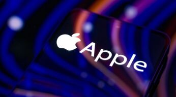Das Logo von Apple ist auf dem Display eines Smartphones abgebildet.