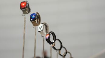 Die Apple Watch 12 ist in mehreren Farbvarianten auf dem Apple-Campus ausgestellt.