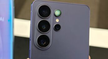Eine Hand hält das Galaxy-S26-Modell in die Kamera.