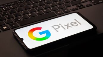Auf einem Smartphone ist das Google-Pixel-Logo abgebildet.