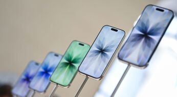 Das iPhone 17 ist in verschiedenen Farben in einem Apple Store ausgestellt.