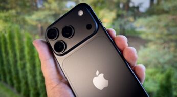 Ein frisch ausgepacktes iPhone 18 Pro wird in einer Hand gehalten.