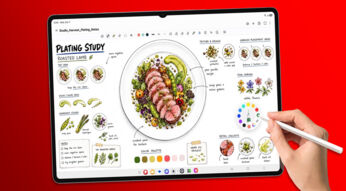 Eine Notizen-App ist auf dem großen Display des Samsung-Tablets Galaxy Tab S12 Ultra geöffnet, daneben ist eine Hand mit dem Eingabestift S Pen zu sehen.