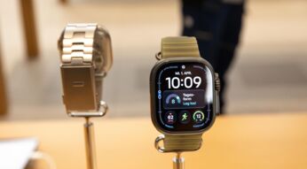 Die Apple Watch 12 ist mit Goldarmband in einem Apple Store in Berlin ausgestellt.