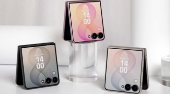 Drei Modelle des Galaxy Z Flip8 stehen aufgeklappt auf einer Oberfläche.