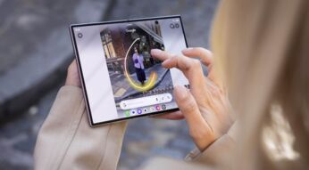 Eine Frau zeigt die "Circle to Search"-Suchfunktion auf dem aufgeklappten Falthandy Galaxy Z Fold8.