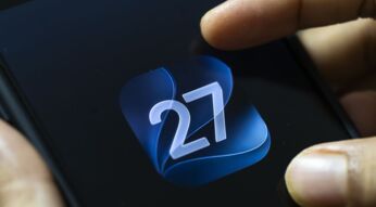 Eine Person interagiert mit einem Smartphone, auf dem das Logo von iOS 27 zu sehen ist.