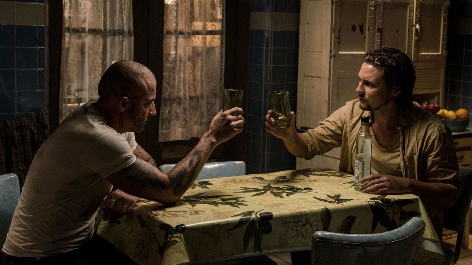 Das Bild zeigt Dominic Purcell und Augustus Prew in Staffel 5 von Prison Break.