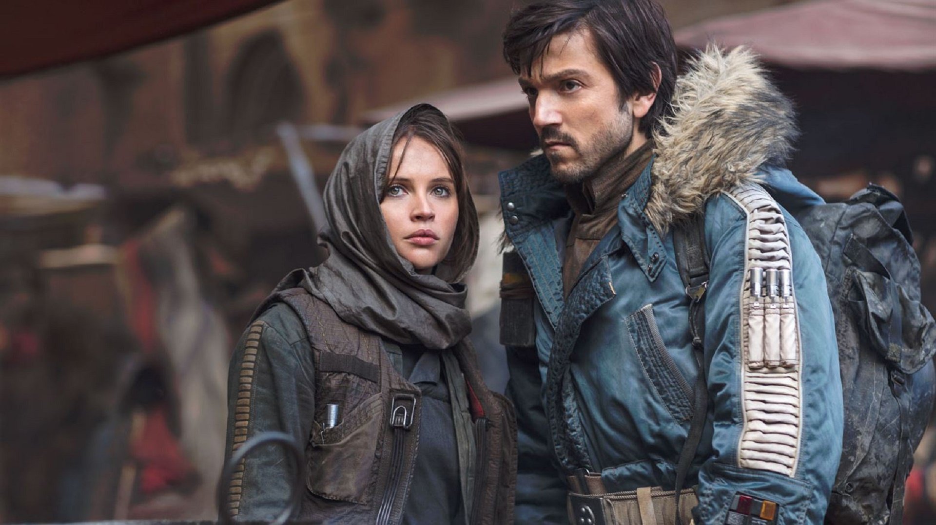 Das Bild zeigt Felicity Jones und Diego Luna in Rogue One: A Star Wars Story.