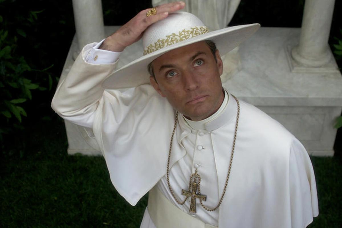 Das Bild zeigt Jude Law als fiktiver Papst Pius XIII. in The Young Pope.