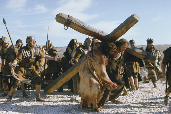 Wie schmerzhaft eine Kreuzigung ist zeigt Mel Gibson in seinen Epos Die Passion Christi überaus deutlich