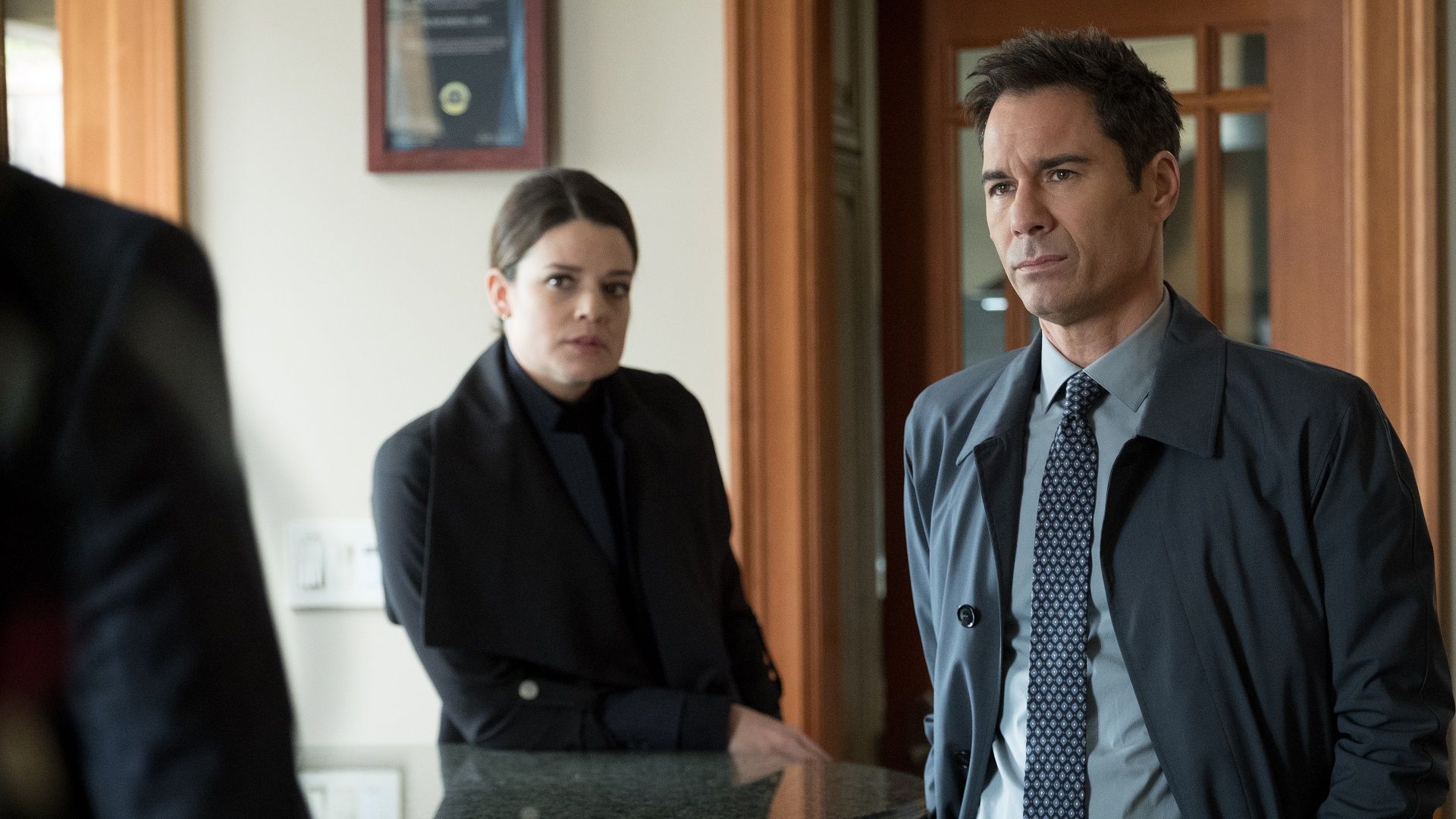 Das Bild zeigt Eric McCormack und Kimberley Sustad in Staffel 3 von Travelers - Die Reisenden.