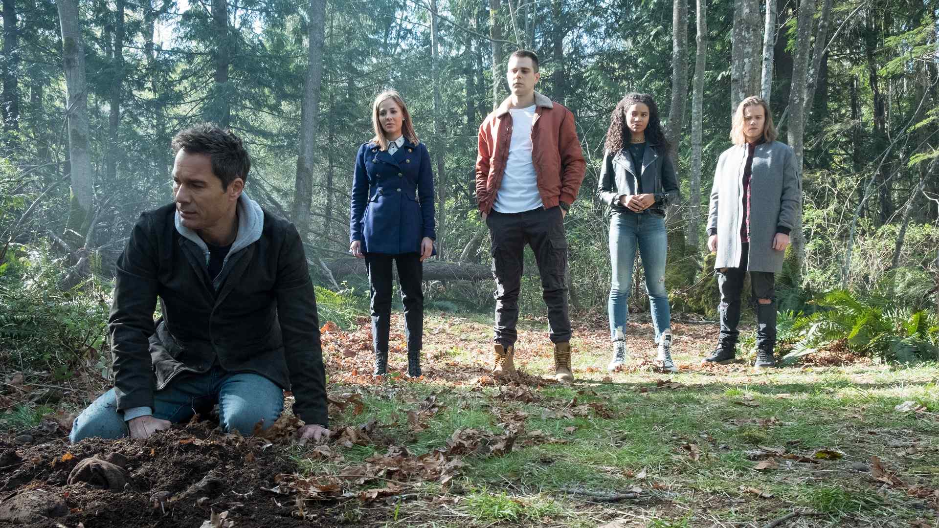 Das Bild zeigt das Team der Reisenden in Travelers - Die Reisenden Staffel 3.