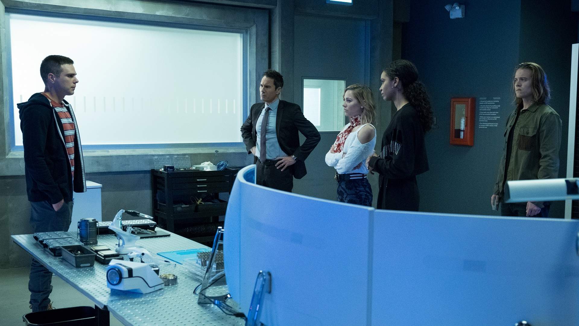 Das Bild zeigt das Team der Reisenden in Travelers - Die Reisenden Staffel 3.