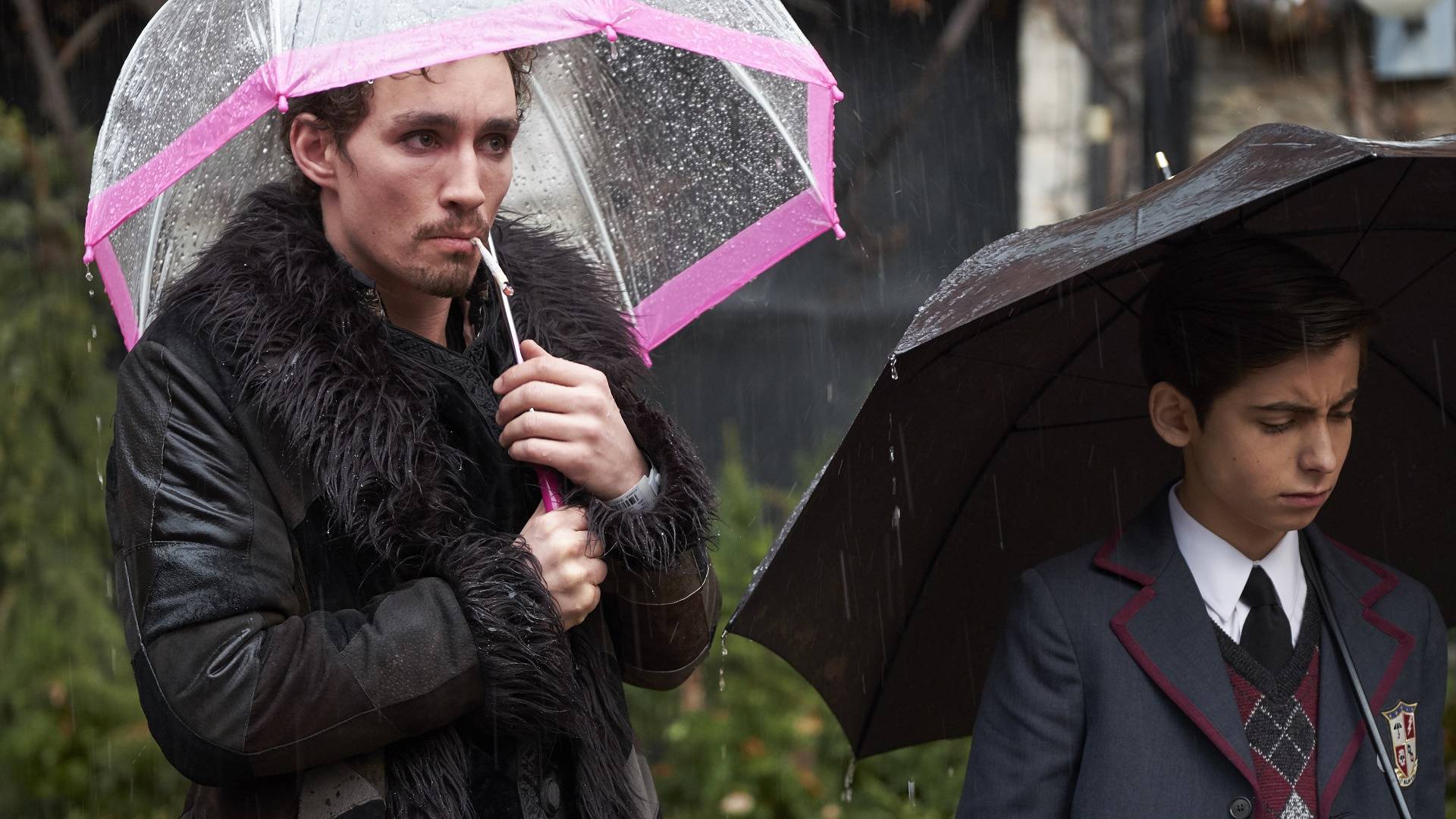 Das Bild zeigt Robert Sheehan und Aidan Gallagher in The Umbrella Academy. | © Christos Kalohoridis/Netflix