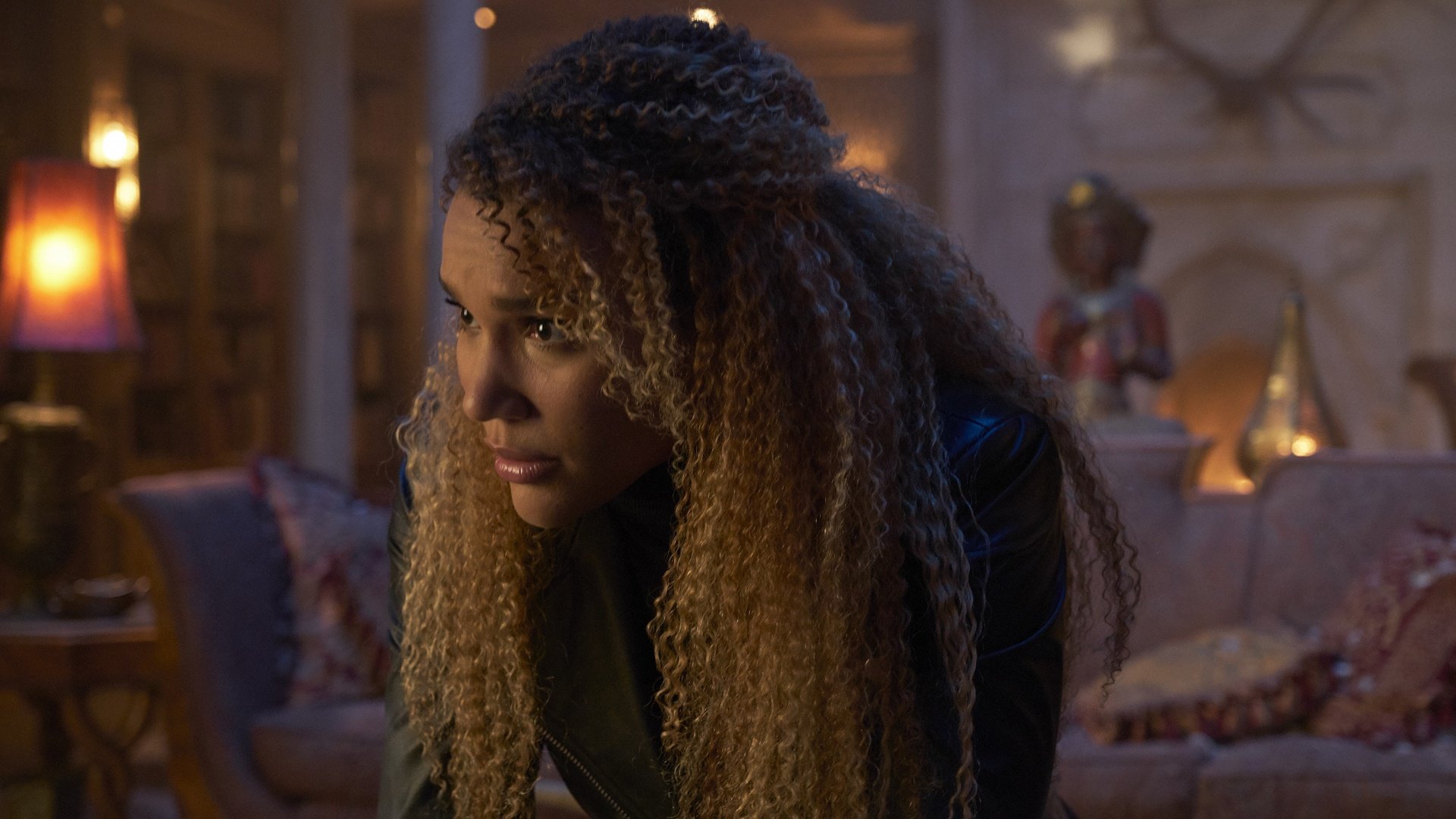 Das Bild zeigt Emmy Raver-Lampman in The Umbrella Academy. | © Christos Kalohoridis/Netflix