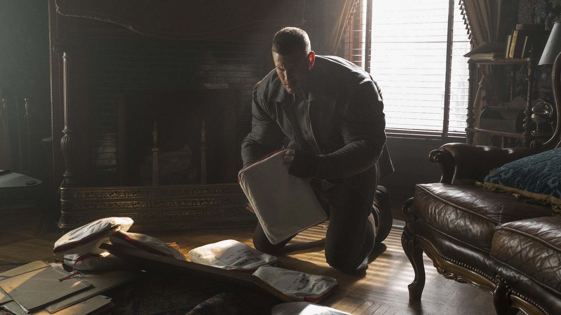 Das Bild zeigt Tom Hopper in The Umbrella Academy. | © Michael Gibson/Netflix