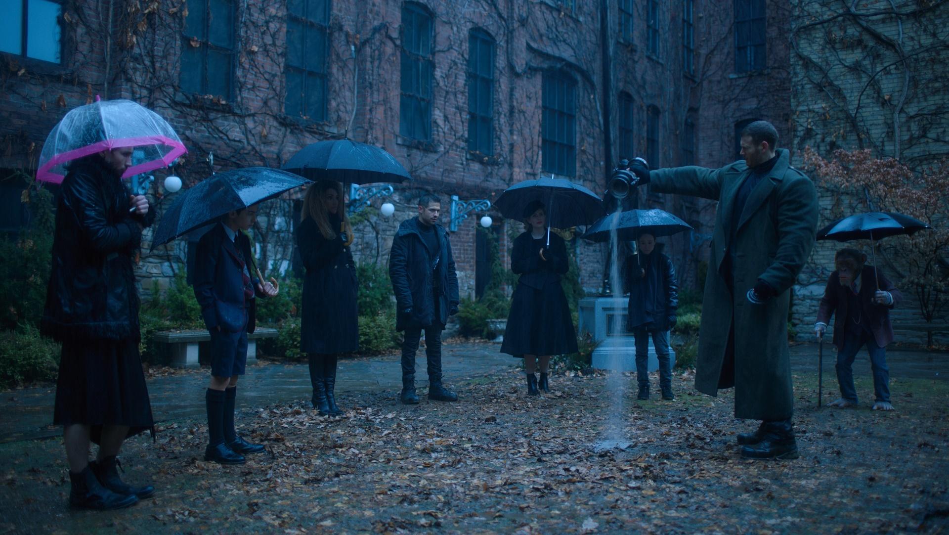 Das Bild zeigt den Cast von The Umbrella Academy. | © Netflix