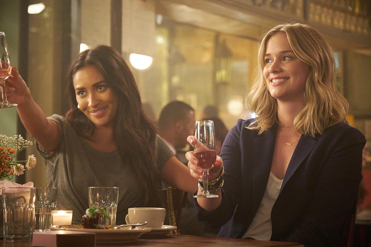 Shay mItchell und Elizabeth Lail in You.