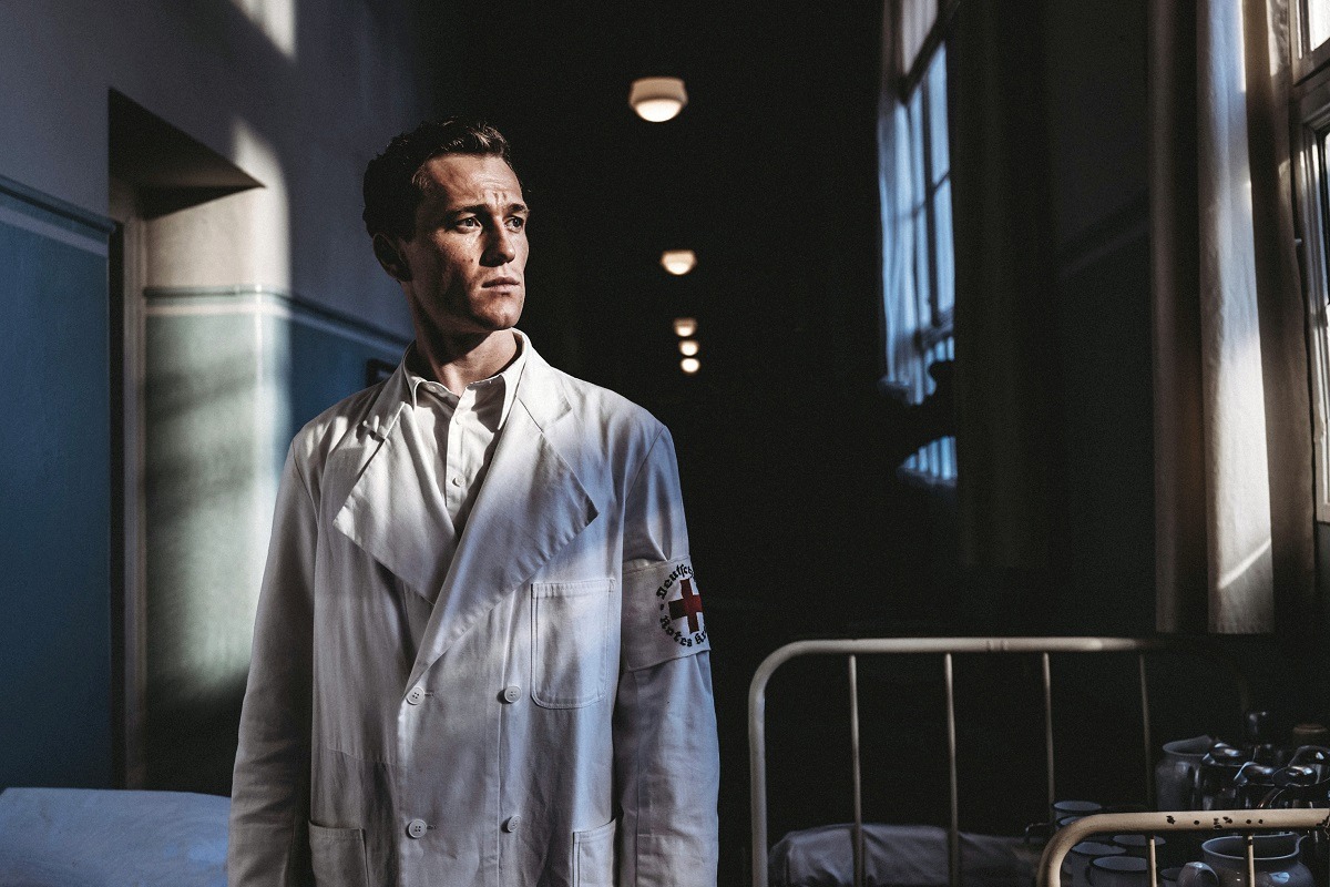 Das Bild zeigt Oberarzt Dr. Artur Waldhausen, gespielt von Artjom Gilz, in der Serie Charite.