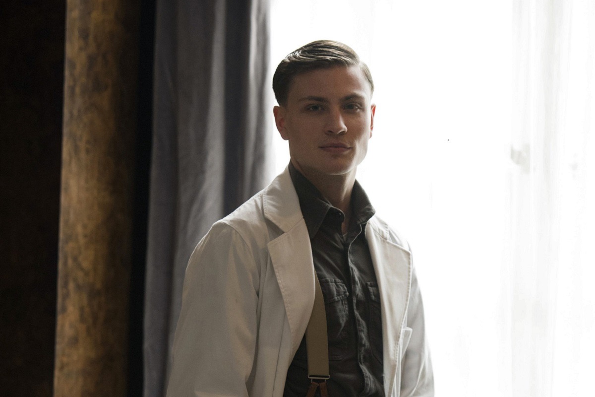 Das Bild zeigt Jannik Schümann als Otto Marquardt edizinstudent und angehender Sanitätsoffizier in der Serie Charite