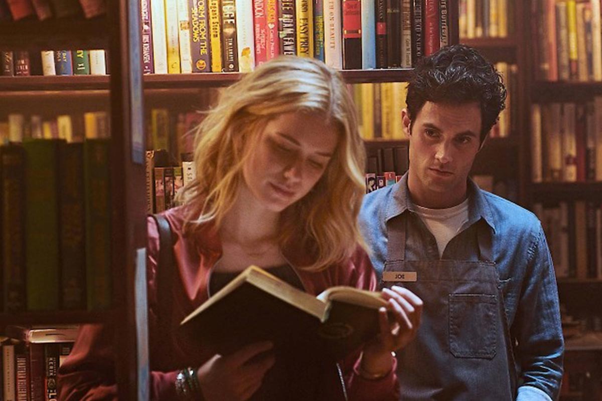 Das Bild zeigt Penn Badgley und Elizabeth Lail aus Netflix' You - Du wirst mich lieben.