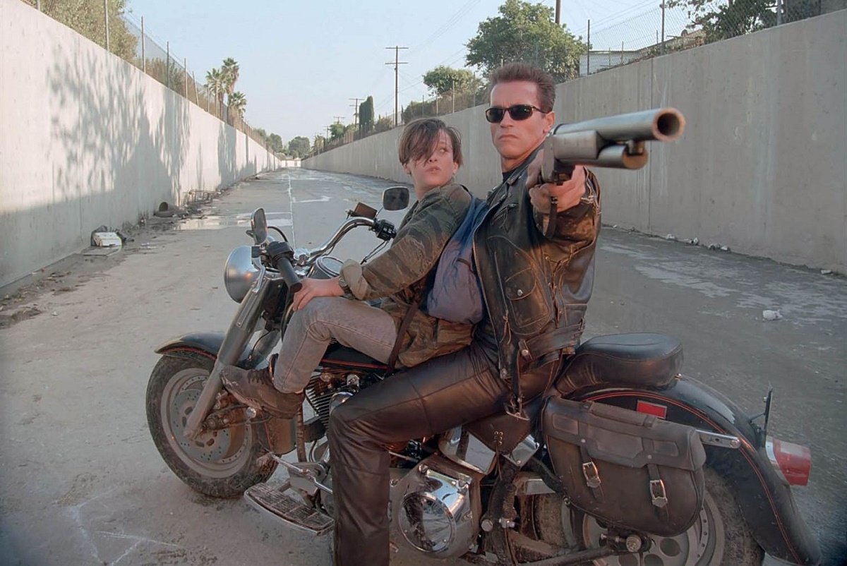 Arnold Schwarzenegger und Edward Furlong im Zeitreisefilm Terminator 2 | © StudioCanal