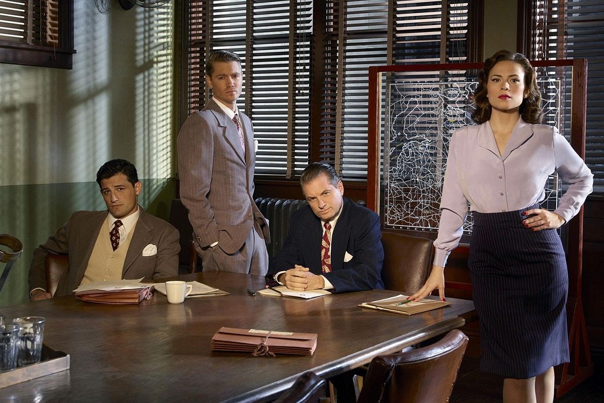 Hayley Atwell, Chad Michael Murray, Enver Gjokaj und Shea Wigham in Agent Carter | © ABC