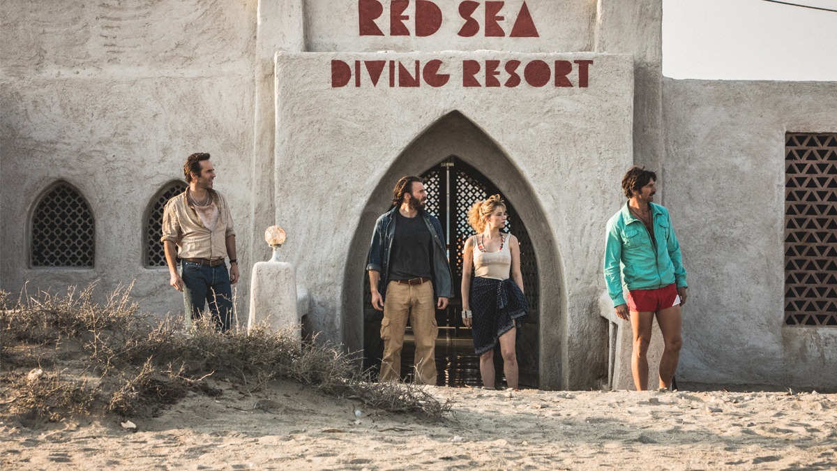 Alex Hassell, Alessandro Nivola, Chris Evans, Haley Bennett und Michiel Huisman in The Red Sea Diving Resort