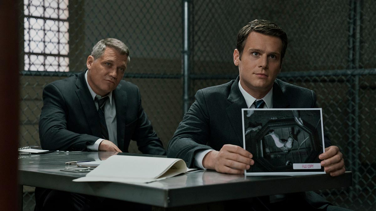 Holden Ford (Jonathan Groff) und Bill Tench (Holt McCallany) in Mindhunters Staffel 2